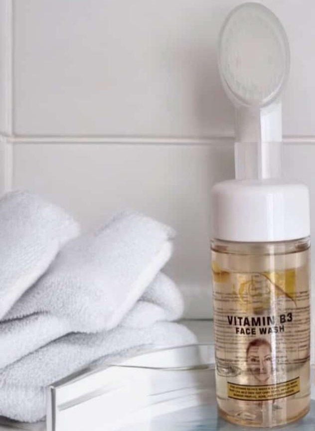 Vitamin B3 Face Wash with Cleansing Brush